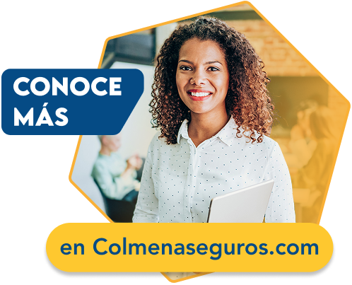 mujer viendo el portal de Colmena Seguros