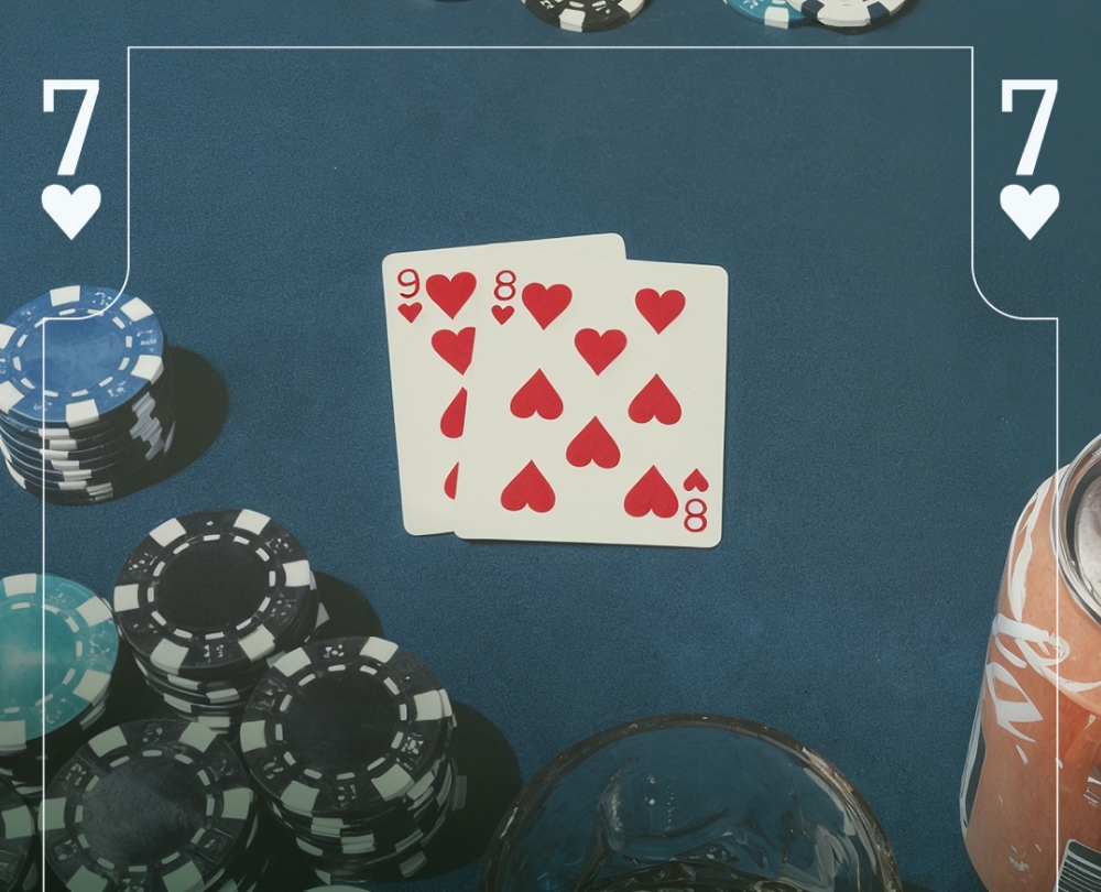 una mesa con cartas de poker