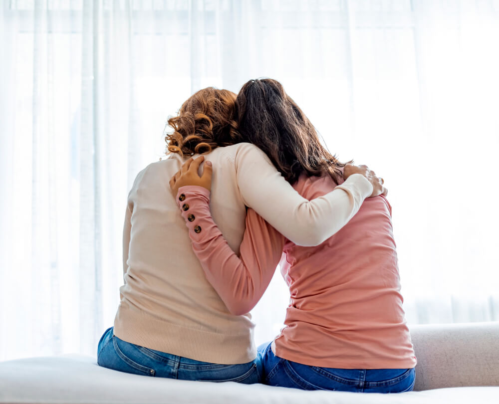 Personas protegidas abrazandose