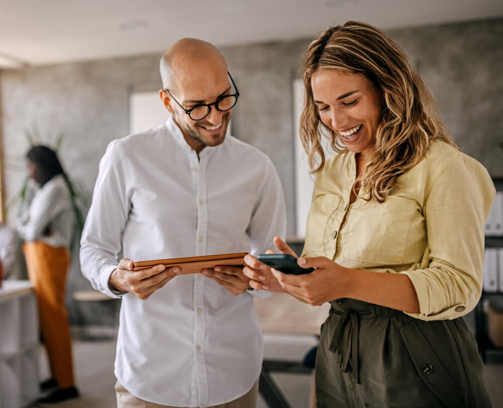 hombre y mujer diligenciando el proceso de indemnización de Colmena Seguros