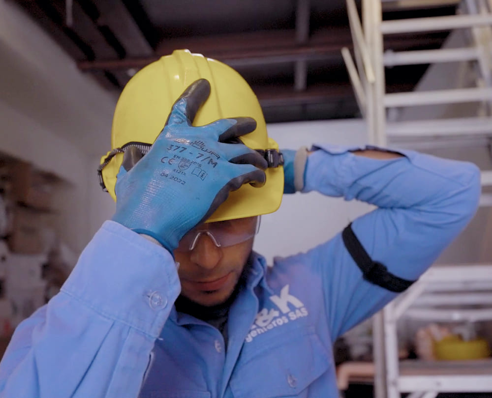 Hombre usando sus elementos de protección personal apoyado con Colmena Seguros ARL