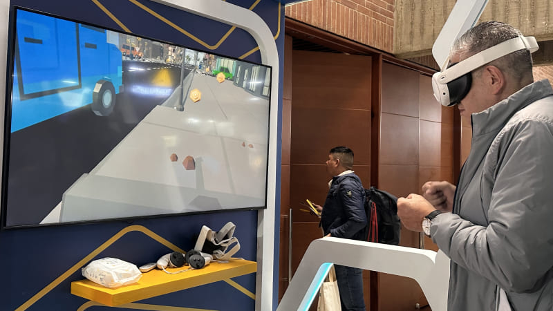 Persona participando en los juegos multimedia dentro del Congreso de Seguridad Salud y Ambiente 2026