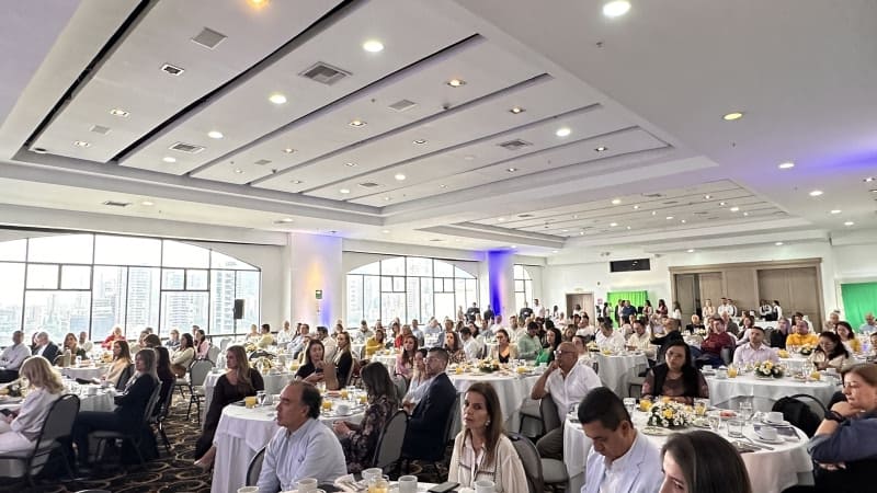 Conferencia sobre desarrollo y libertad en encuentro intermediarios Colmena Seguros.