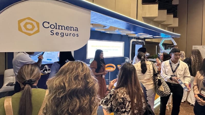 personas visitando el centro de experiencias de Colmena Seguros