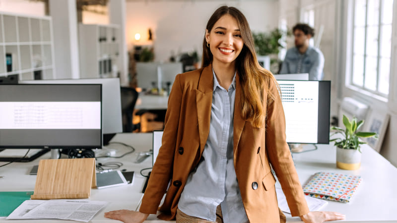 sedentarismo laboral - trabajador haciendo pausa activa en oficina